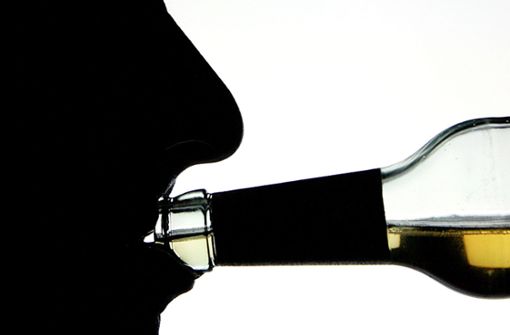 Ein Mann trinkt Alkohol. Foto: picture alliance / dpa/Arno Burgi
