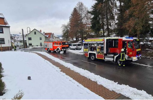 Von Bettenhausen in Richtung Stedtlingen zog sich die Spur des defekten Pkw. Die Feuerwehr musste die Straße sperren und  Flüssigkeit binden. Foto: /Christoph Friedrich