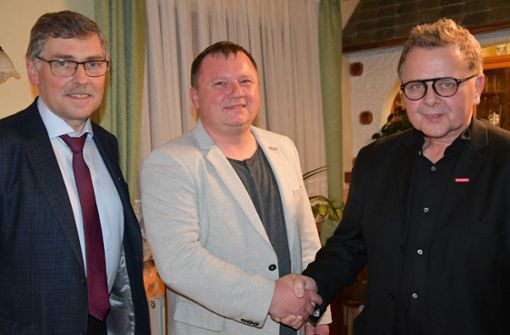 Präsident Lutz Koscielsky (rechts) und Landrat Reinhard Krebs (links) gratulieren dem neuen Kreishandwerksmeister Stefan Mankel zu dessen Wahl. Foto: KHS