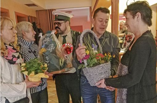 Blumen und kleine Geschenke überreichten zur Eröffnung Mitglieder von Vereinen und der Ortsteilbürgermeister. Heike Kaiser (rechts) fühlt sich hier gut aufgehoben. Foto: Marina Hube