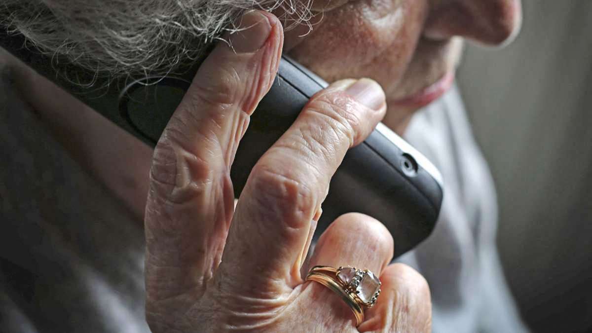 Schockanruf erhalten: Seniorenpaar übergibt fünfstelligen Betrag an Betrüger