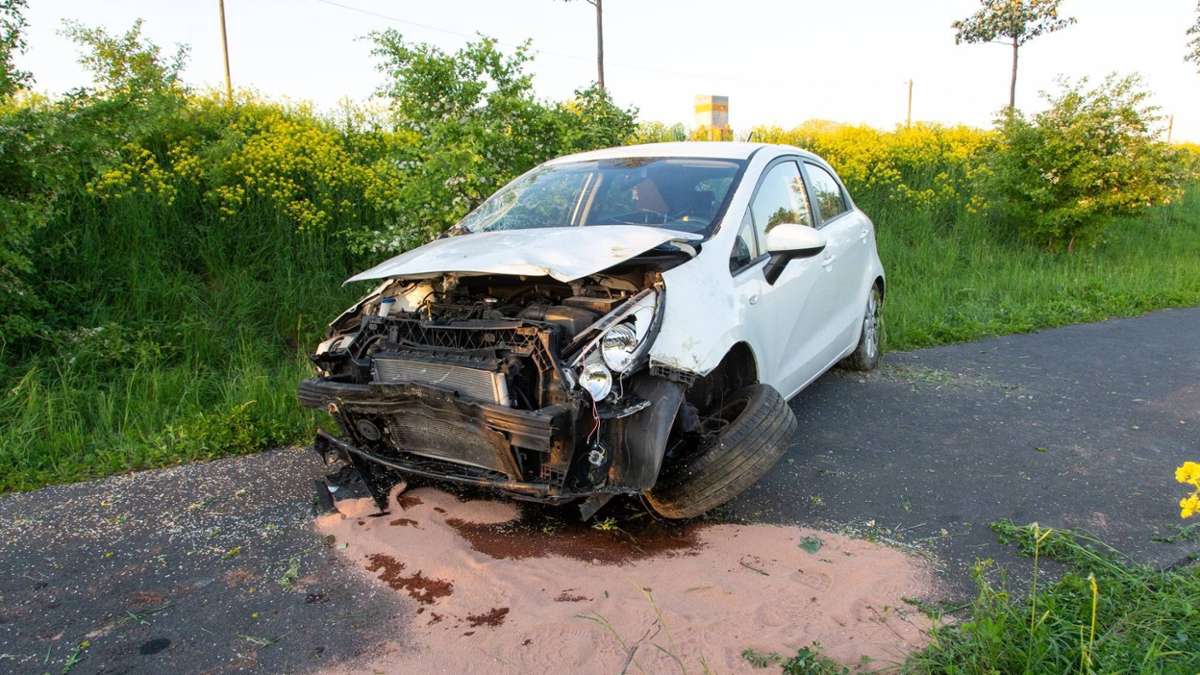 Hildburghausen: Auto kommt bei Eisfeld von Straße ab, Fahrerin verletzt