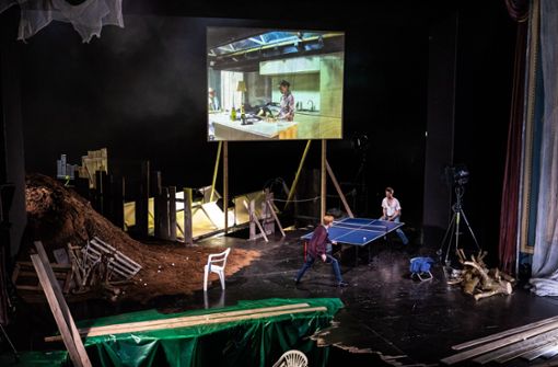 Ein Bühnenbild, als sei es vom Theaterherzog des Jahres 2022. Larissa Aimée Breidbach, Gunnar Blume und Lars Umlauf Foto: /Christina Iberl