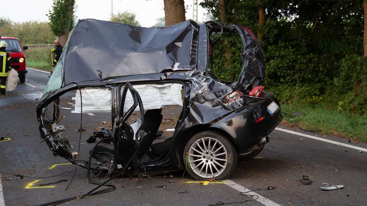 Thüringen: Wagen prallt gegen Baum: Mann wird aus Auto geschleudert und stirbt