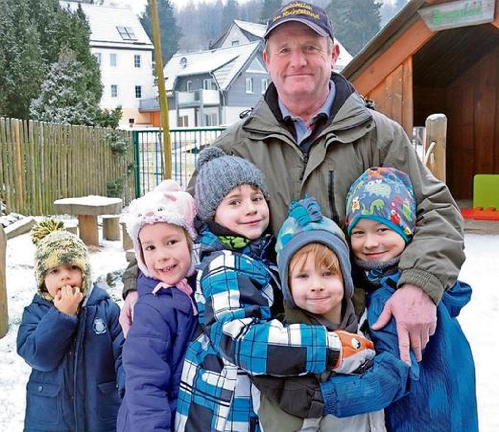 Die Kinder aus dem "Purzelbaum" lieben ihn, ihren "Helmut" vom Waldtag im Kindergarten. 	 Foto:Dolge