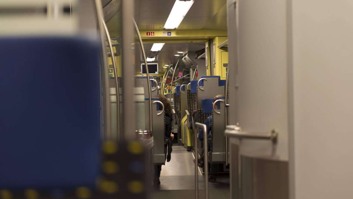 Ekel-Vorfall im Kreis Regensburg: 26-Jähriger randaliert in Zug und pinkelt in Flasche - Urin trifft Menschen