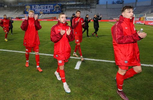 Gefühlter Sieger: Das Team des FC Rot-Weiß nach dem Abpfiff. Foto: Frank Steinhorst