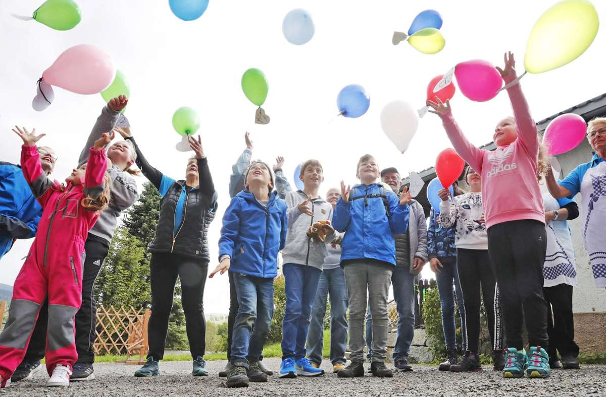 Dreimal starteten Ballons mit Wünschen der Kinder in die Lüfte.