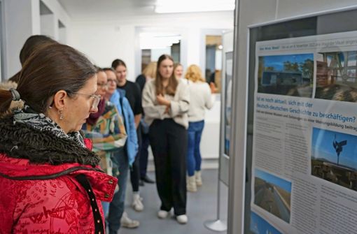 Zahlreiche Besucher begutachteten bei der Eröffnung die Ausstellungsarbeiten der Schüler. Foto: Wolfgang Weber