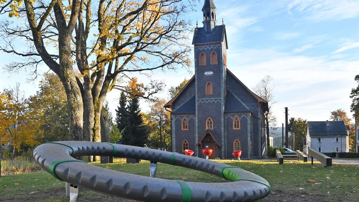 Geteilte Meinungen: Spielplatz vor Holzkirche erntet Kritik