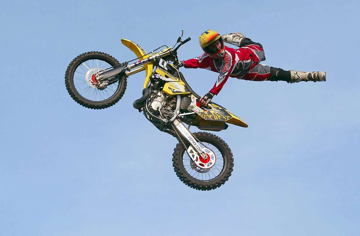 Akrobatik auf einer Crossmaschine (Symbolbild). Foto: imago/imago