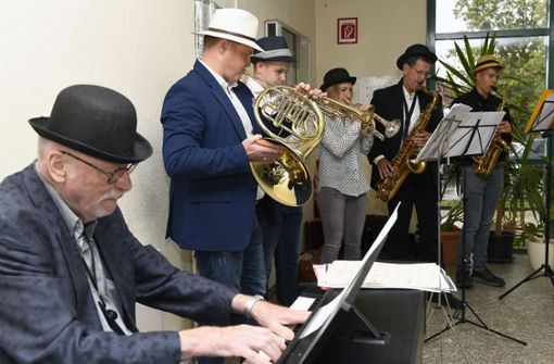 Auch zum 30-jährigen Jubiläum des Sonneberger Gymnasiums  erfreuen die Musiker der Pistor Brass Band mit ihren Songs. Foto: Zitzmann/Zitzmann