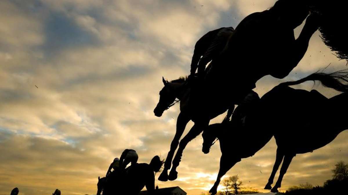 Schmalkalden: Drahtesel erschrecken Pferde: Zwei Reiterinnen verletzt