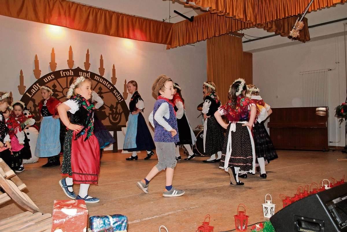 Die Kinder-Folkloretanzgruppe aus Kaltenlengsfeld hatte unter der Leitung von Marie-Katrin und ihrer Mama Regina Schmidt einige Tänze vorbereitet.