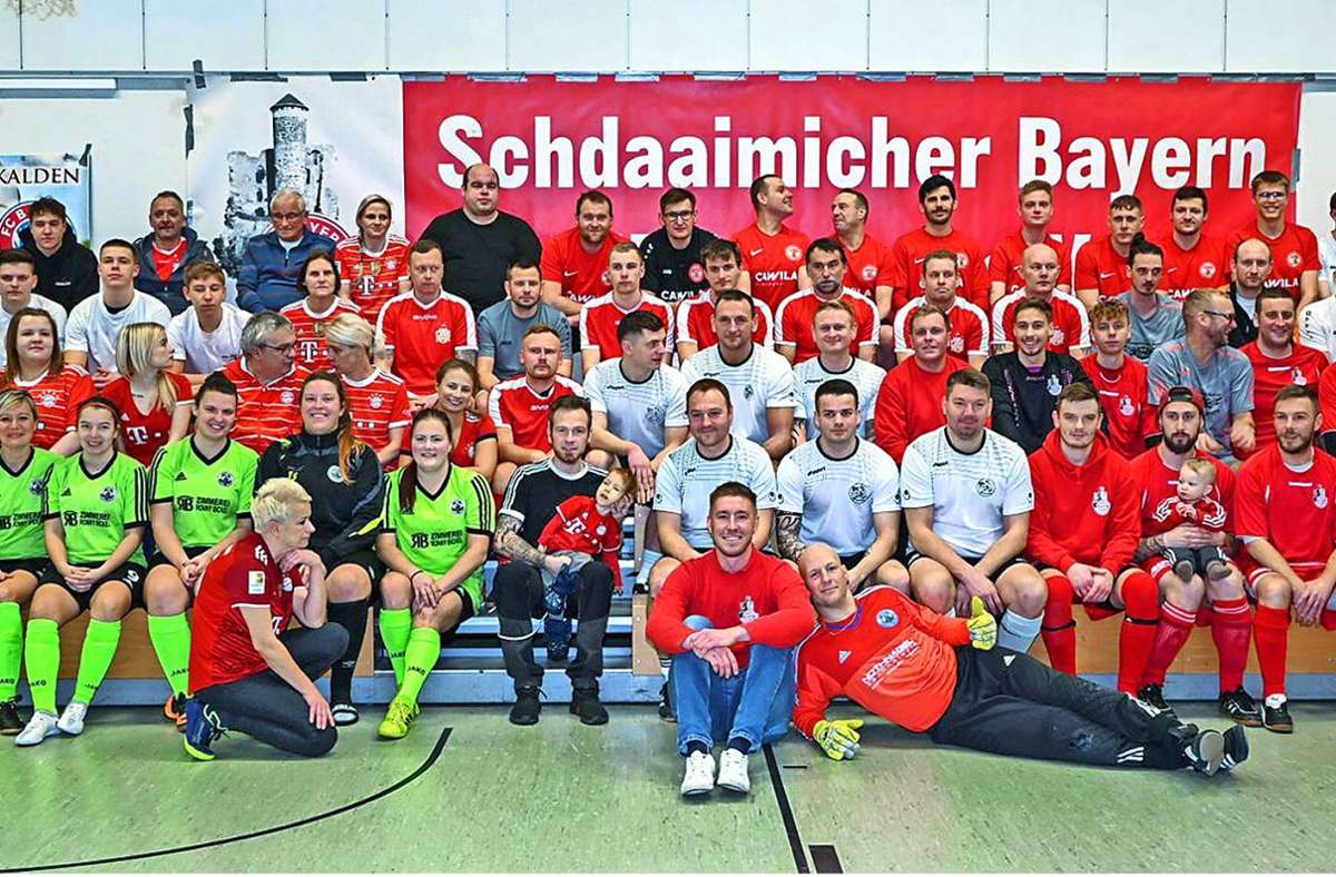 Der Bayern-Fanklub aus dem Haselgrund lud am Samstag erstmals nach der Pandemie wieder zum Fußballturnier in die Haseltalhalle. Angeschlossen war eine Spendenaktion für den kranken kleinen Anton, hier mit Papa Toni Straube in der Mitte.