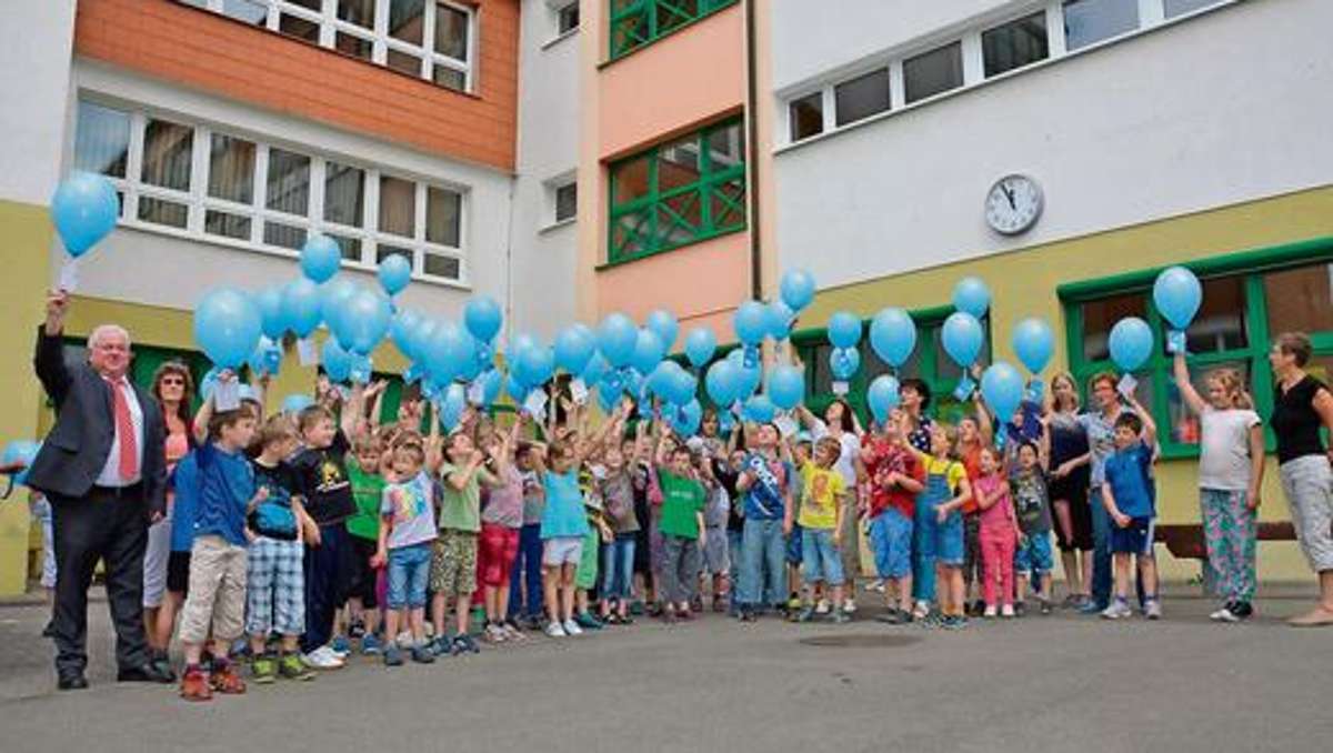 Meiningen: Tausende Luftballons für Anne Frank