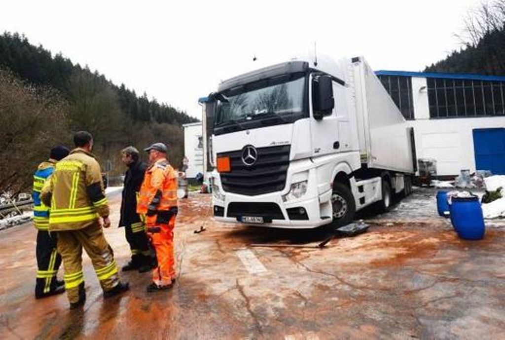 Ein Lkw hat sich am 30. November 2015 in Steinach die Tanks aufgerissen. 400 Liter Diesel liefen in die Umwelt.