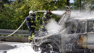 Mercedes brennt auf Landstraße völlig aus