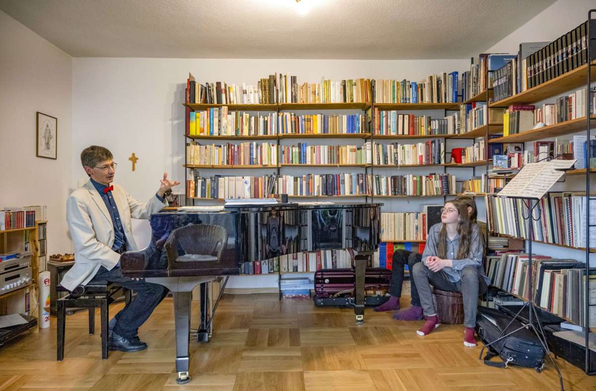 Stadtkantor Hartmut Meinhardt lädt zur Langen Nacht der Hausmusik ab 17 Uhr in sein Familienwohnzimmer mit Flügel, den er sich von seinem Konfirmationsgeld gekauft habe. Foto: Heiko Matz