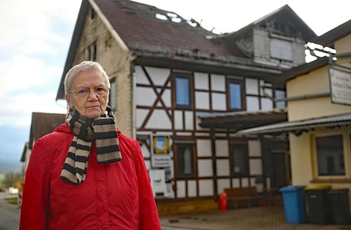 Christel Blaufuß schaut sich  zwei Wochen nach dem Brand noch einmal ihre alte Gaststätte und Pension