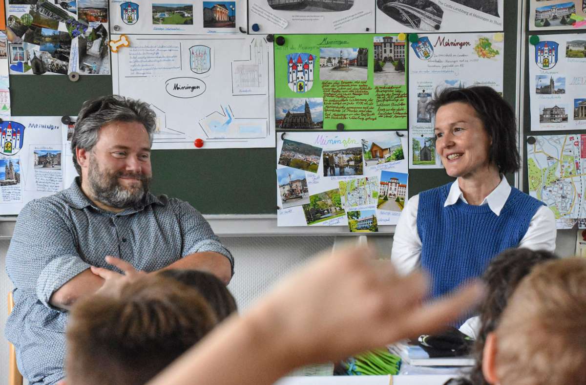 Meiningens Bürgermeister Fabian Giesder und Schmalkalden-Meiningens Landrätin Peggy Greiser stellten sich mit Freude den Fragen einer Schulklasse.