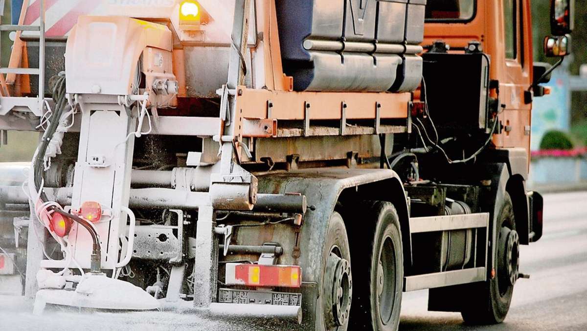 Thüringen: Querstehende Fahrzeuge und Verkehrsbehinderungen nach Schneefällen und Eisglätte