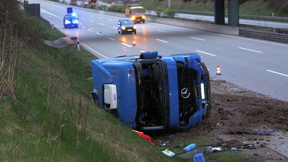 Thüringen: Lkw-Fahrer schläft am Steuer auf A 9 ein und kippt mit Sattelzug um