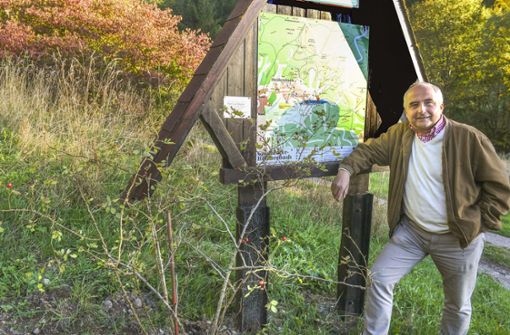 Lutz Beutler ist ein treuer Urlaubsgast in Goldlauter-Heidersbach. Jetzt hat er am Liederwanderweg einen neuen Hagebuttenstrauch gepflanzt, weil der alte vertrocknet war. Foto:  