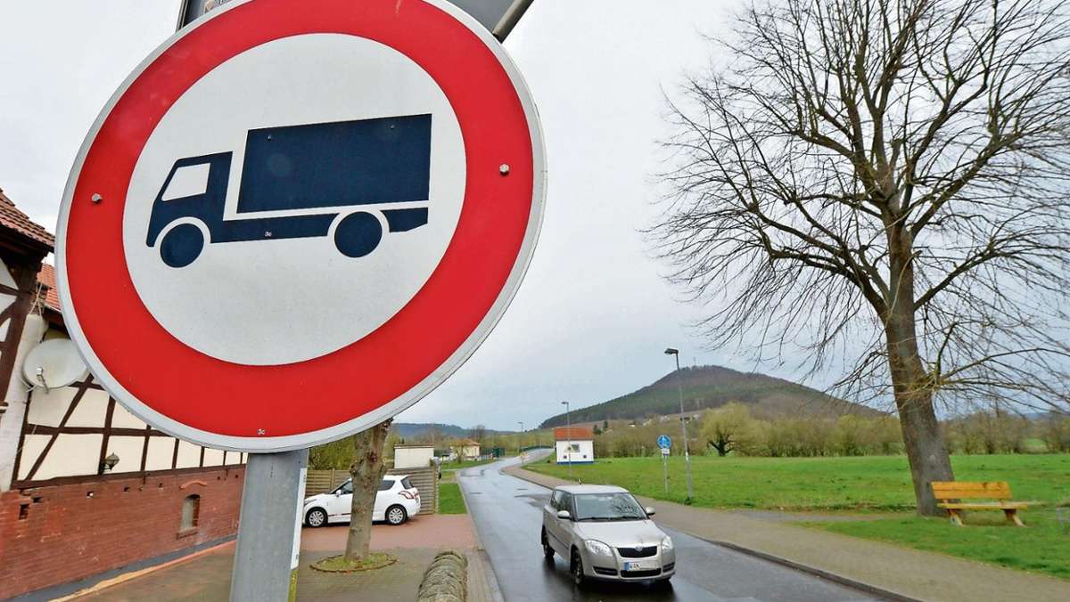 Kleinschmalkalden: Straße zu eng für Laster: zwei Abschleppwagen müssen her