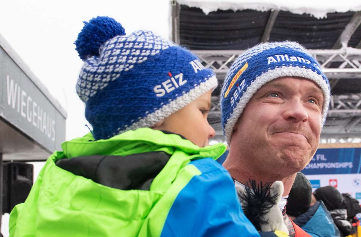 Wenn der Papa mit dem  Sohne:  Felix Loch, der Sprint-Weltmeister von Oberhof, mit seinem Nachwuchs im Arm. Foto: Gerhard König/Gerhard König