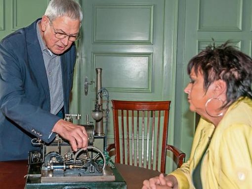 Dieter Langbein erklärt Sibylle Abel die Dampfmaschine. Foto: Losansky