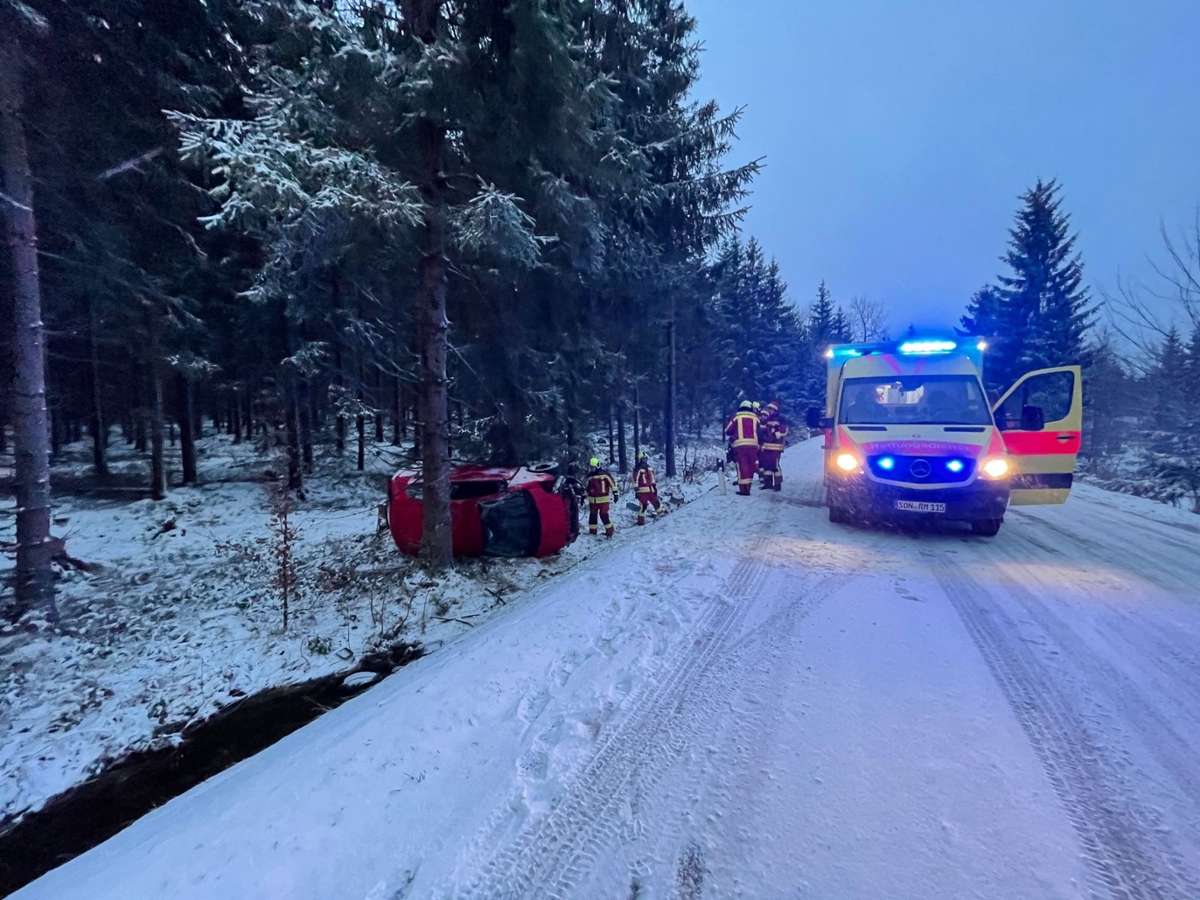 Verkehrsunfall auf schneeglatter Fahrbahn