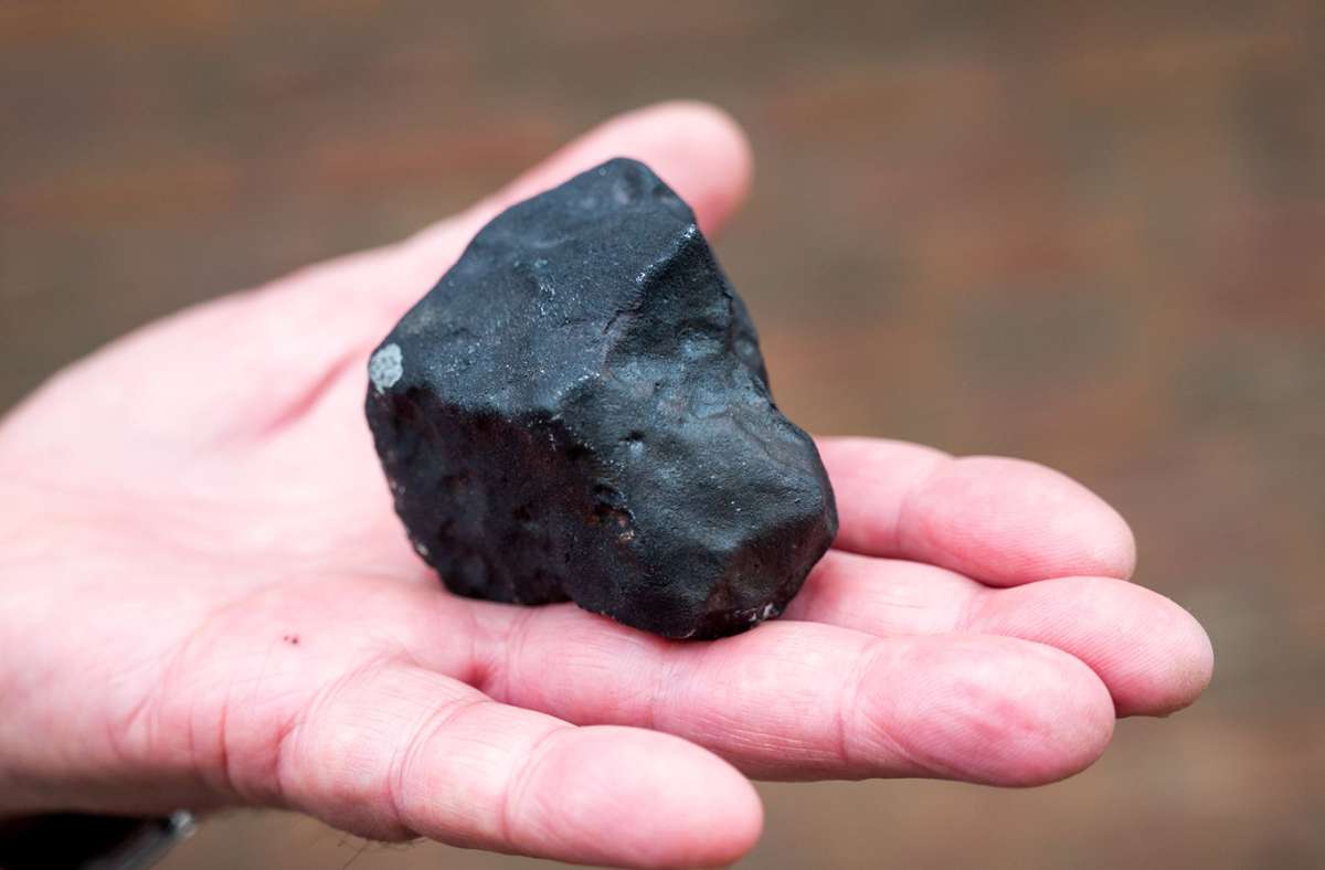 Die Meteoritenstücke von Elmshorn wurden Ende April gefunden: Am 25. April hatte gegen 14 Uhr eine Feuerkugel über Schleswig-Holstein aufgeleuchtet.