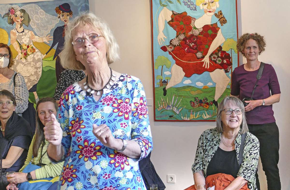 Die dänische Textilkünstlerin Bodil Gardner zeigt farbenfrohe Patchworkbilder aus dem Familienleben.