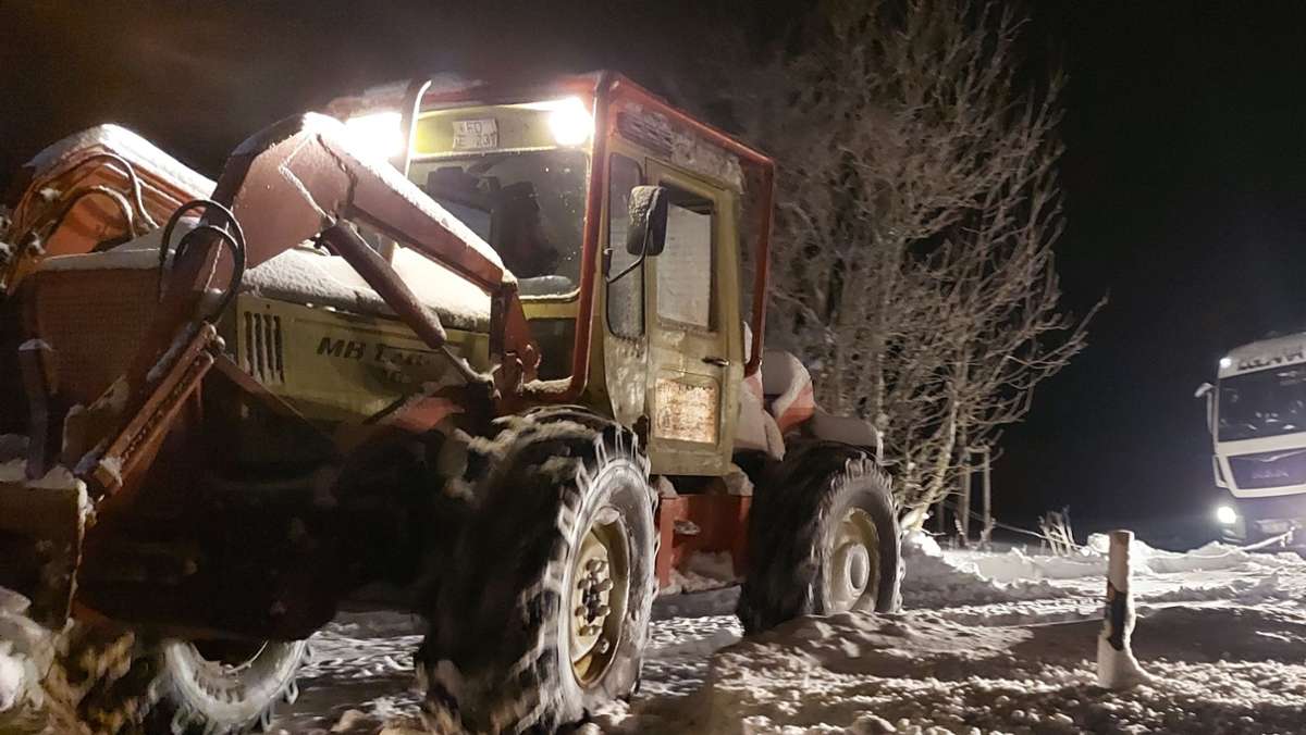 Ukrainer in der Klemme: Bei Nacht und Schnee einem Lkw geholfen