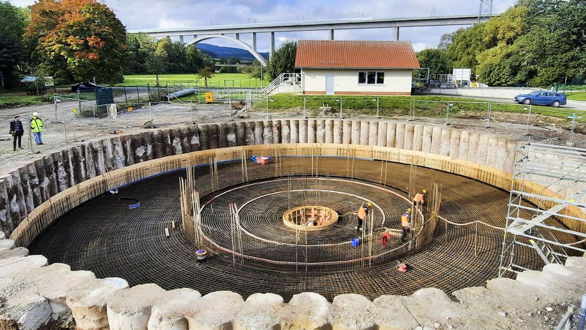 Kläranlagen-Baustelle Langewiesen: Nach Eisenbewehrung rollt  der Beton an