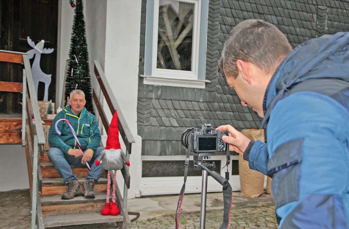 Statt am Glühweinausschank am   Tresen bei der Mühlenweihnacht  gibt es von Vereinschef Bastian Hoffmann einen aufmunternden Gruß zur Einstimmung au Foto: Aktives Möhrenbach