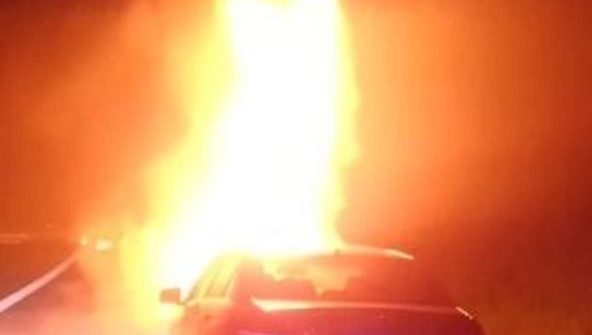 Thüringen: Auto geht während der Fahrt in Flammen auf