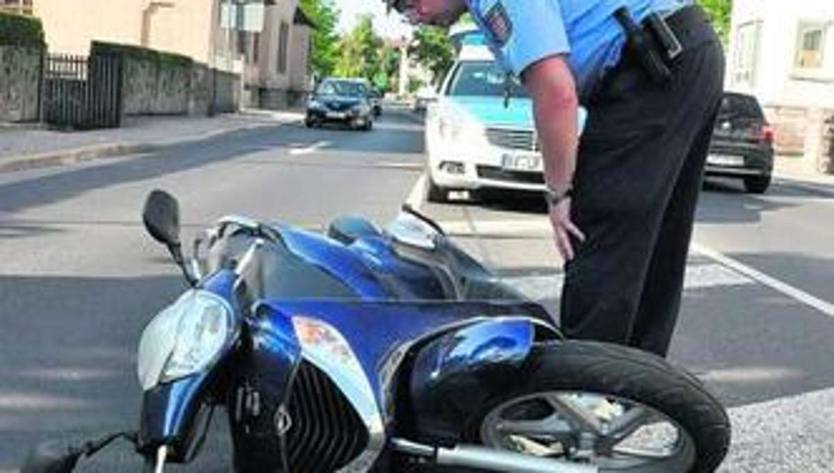 Meiningen: Vermutlich rote Ampel übersehen: Motorroller-Fahrer verletzt