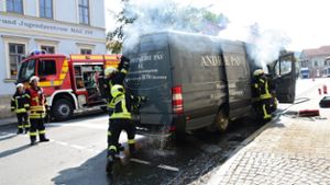 Meiningen: Transporter geht während Fahrt in Flammen auf