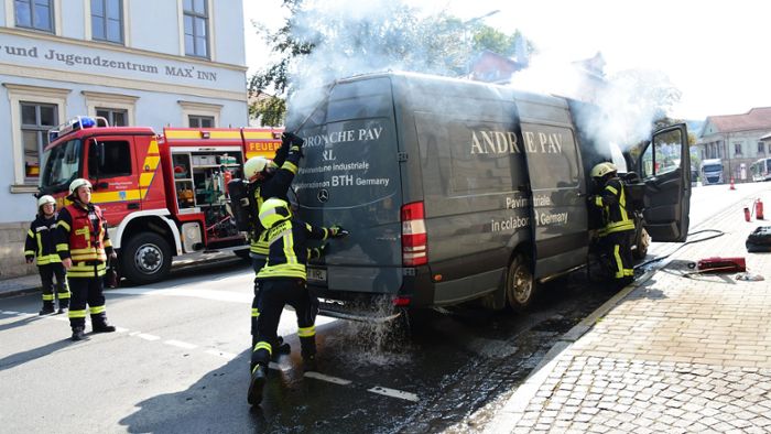 Meiningen: Transporter geht während Fahrt in Flammen auf