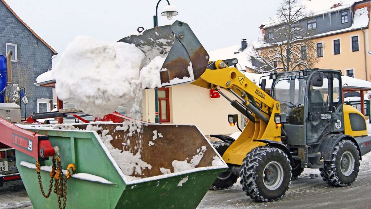 Wintereinbruch: Ehrenamtliche Schneeräumaktion in Geschwenda