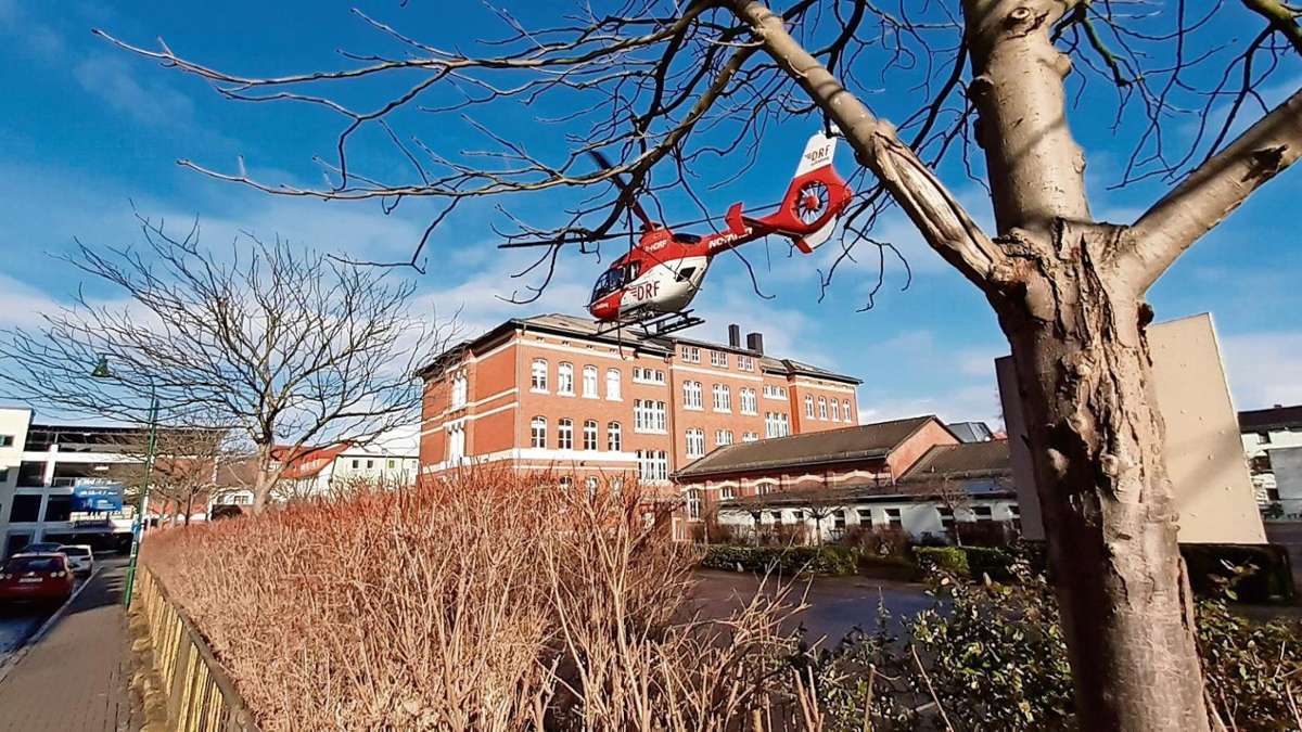 Ilmenau: Medizinischer Notfall: Helikopter landet hinter Schule