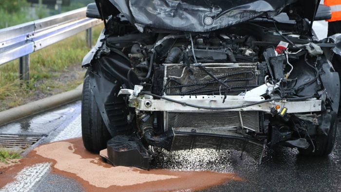 Unfälle auf Autobahnen bei Regen: Autofahrer und Biker unverletzt
