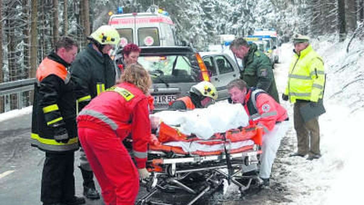 Ilmenau: Vereiste Fahrbahn: Drei Verletzte nach Zusammenstoß