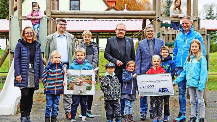 14.000 Euro: Großer Spendenscheck für die Kleinen