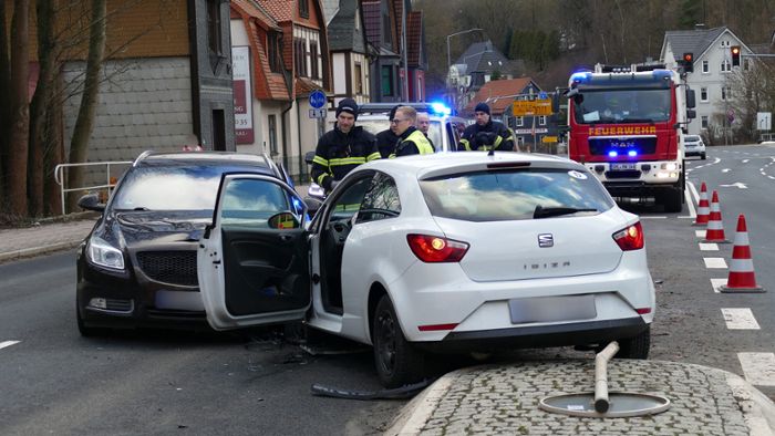 Verkehrsunfall in Suhl: Auto prallt in Gegenverkehr