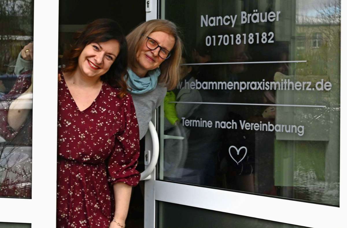 Kristin Henn und Nancy Bräuer haben am Samstag  in der Rimbachstraße eine gemeinsame Hebammenpraxis eröffnet. Foto: /. Frank
