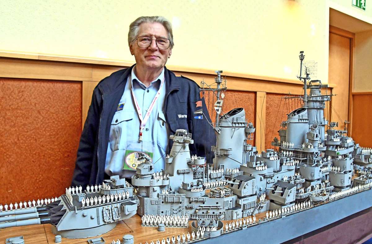 Werner Siebert hat ein 2,80 Meter langes Modell eines US-Kriegsschiffes gebaut. Foto: Berit Richter