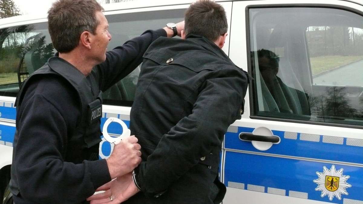 Meiningen: Meininger greift die Freundin und dann die Polizei an